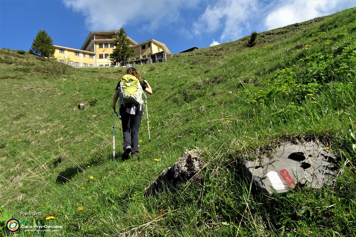 26 Dopo passaggio a due sorgenti-fontane segue  strappo finale verso l'ex-Albergo Sciatori .JPG